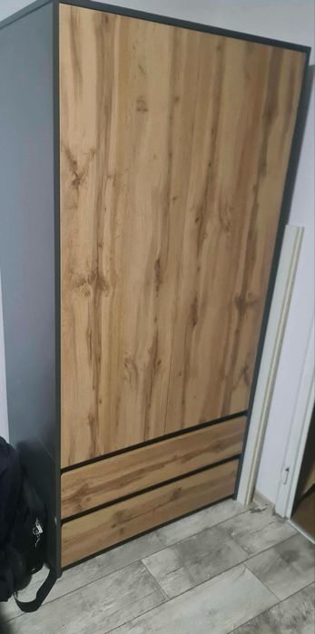 Szafa z szufladami i półkami