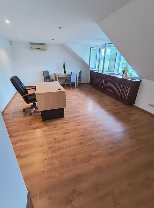 Jasne biuro 20 m2, po remoncie, duży parking, media w cenie