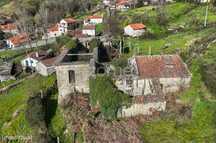 Moradia para reconstruir com terreno de 3.400 m2 - Ribeira de Pena