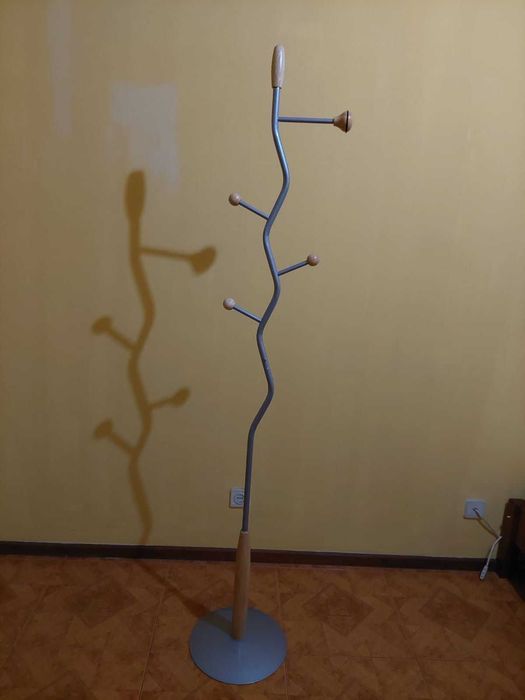 Mobília em madeira maciça