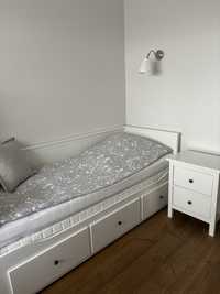 Ikea Hemnes - łóżko z dwoma materacami oraz komodą