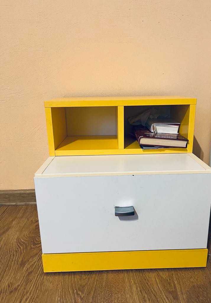 Zestaw mebli dziecięcych–biurko, szafa, komoda, regał, szafka nocna