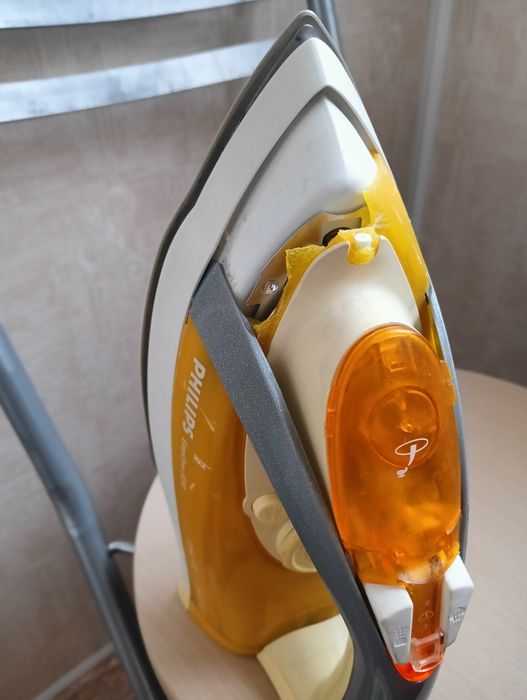 Праски Philips EasyCare 3230 та GC3310  2200 W