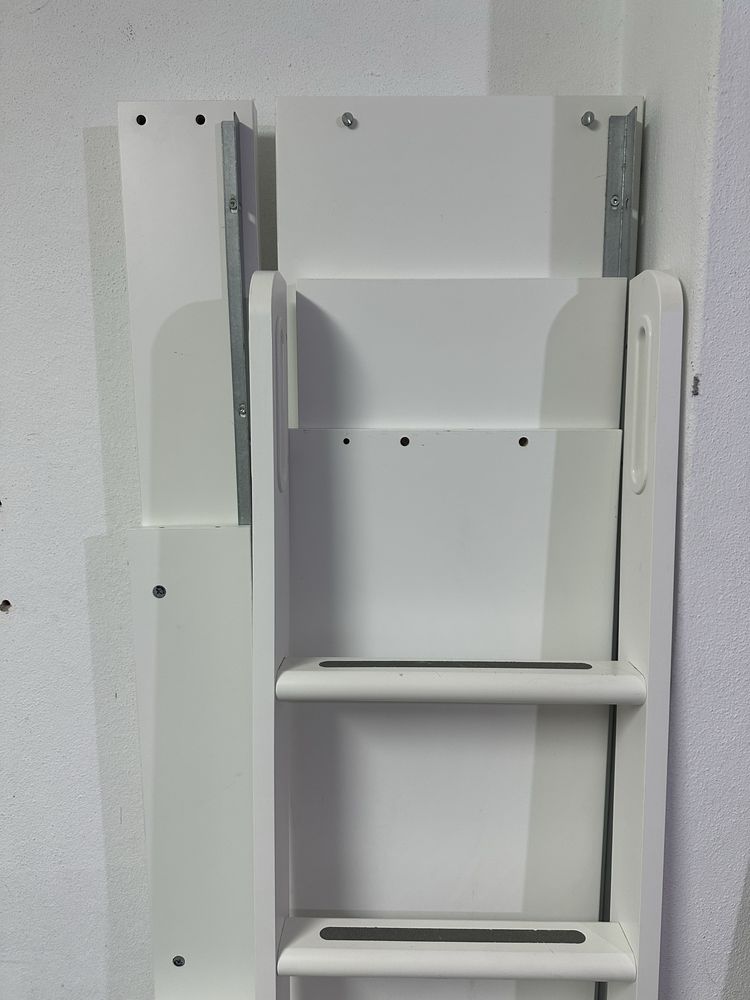 Cama beliche criança Ikea STUVA c/ detalhes em vermelho
