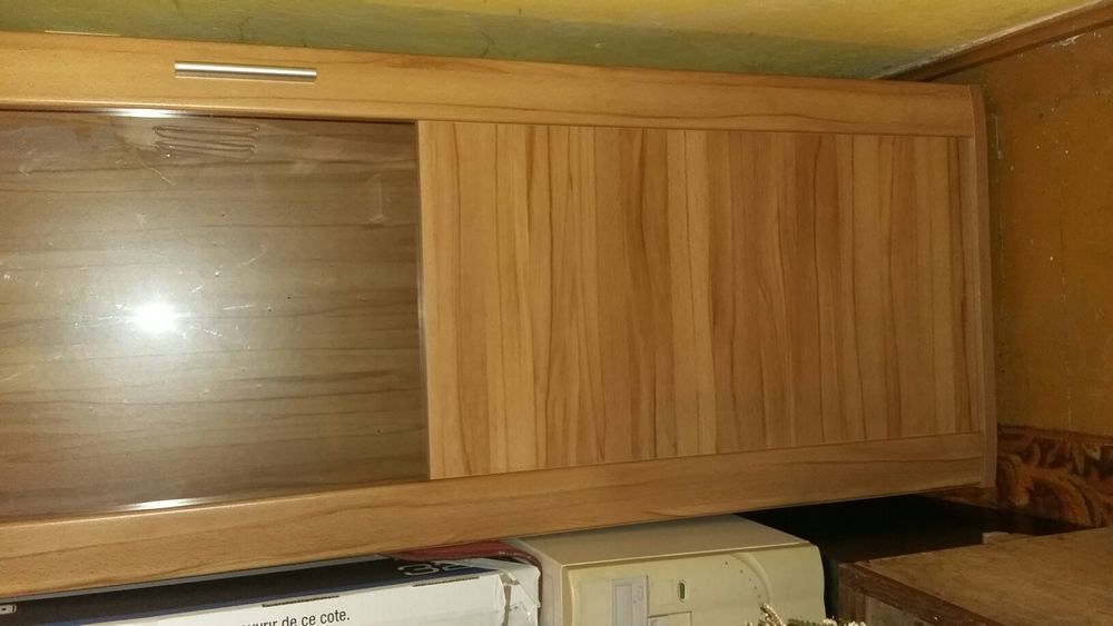 Witryna szklana z półkami