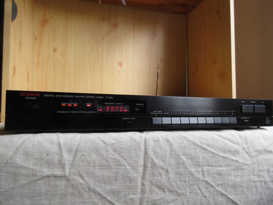 Luxman T-100L tuner FM/AM stereo radio made in Japan