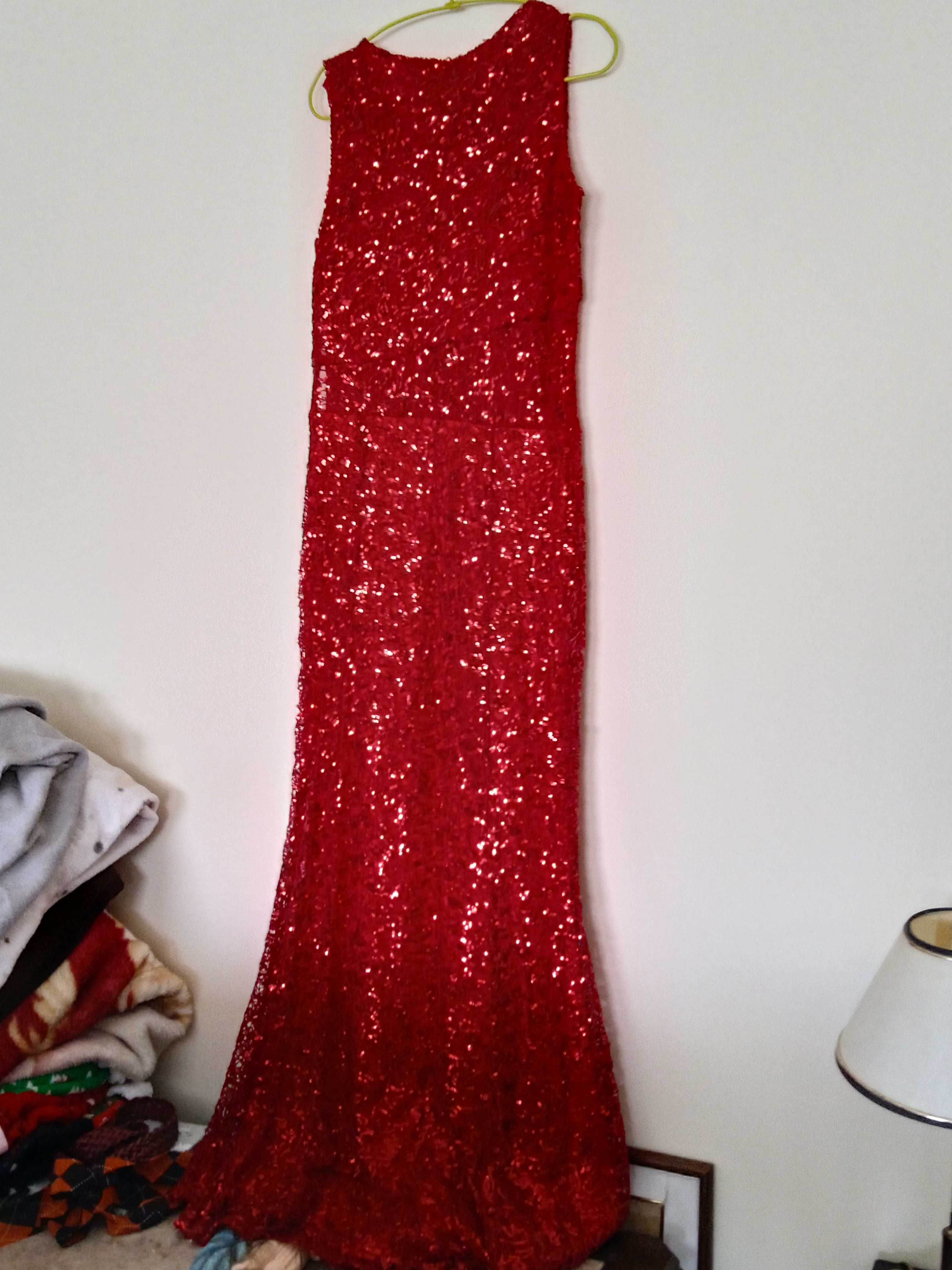 Vestido de cerimónia vermelho com lantejoulas em estilo sereia