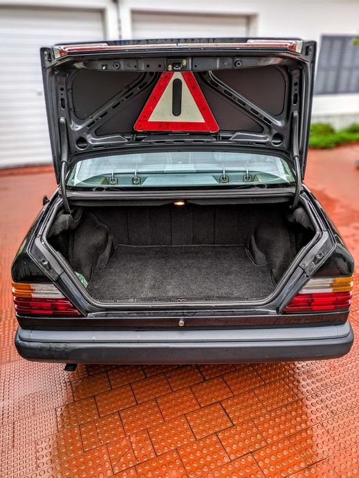 Mercedes Benz Classe E 250d 1989 cinzento