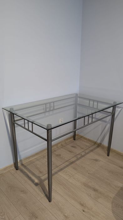 Stół ze szklanym blatem