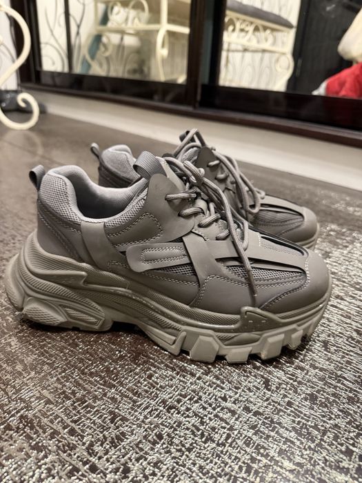 Сірі шкіряні кросівки, 37 розмір.