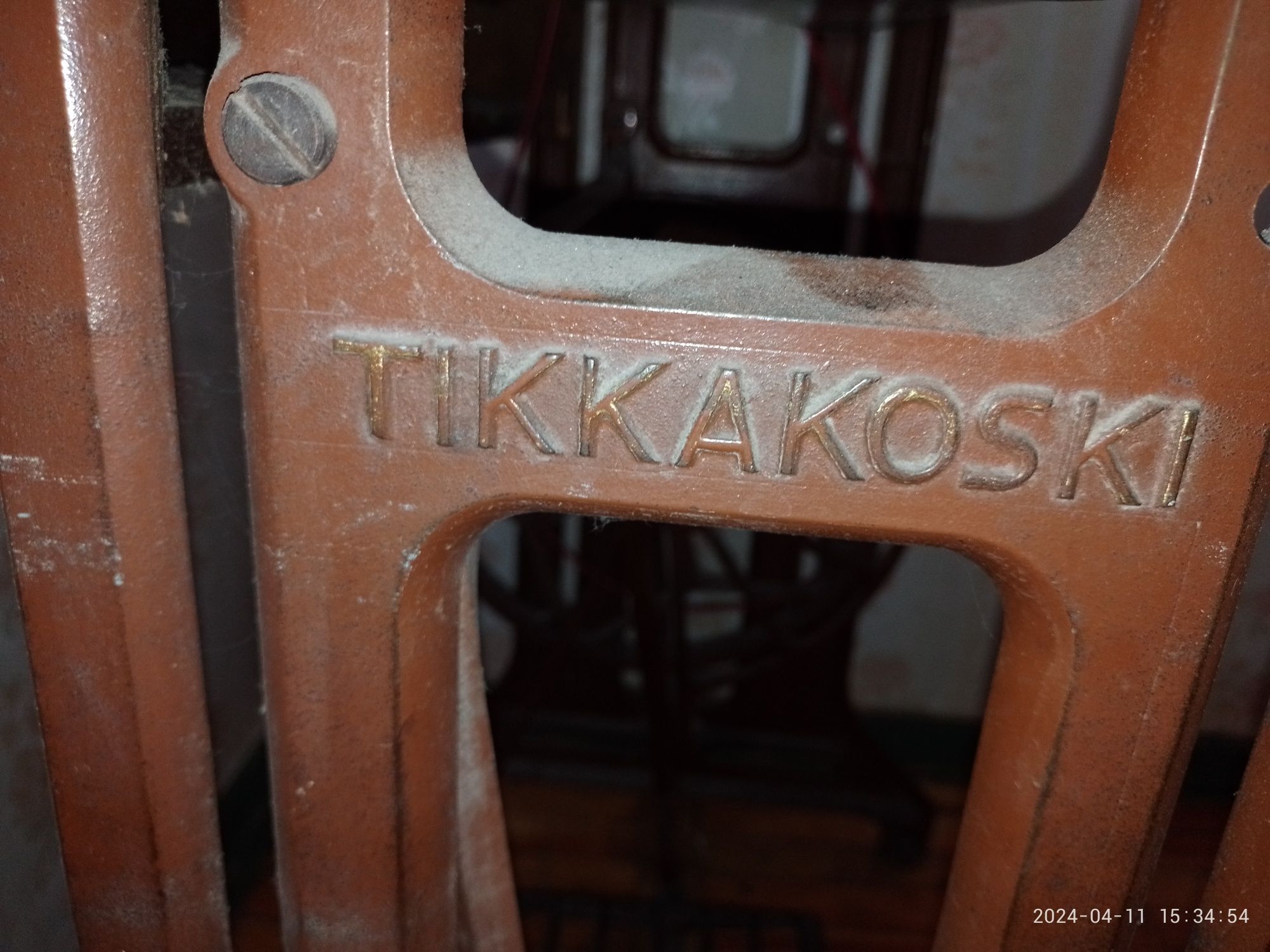 Продам швейну машинку Tikka, Фінляндія 

Зі столом та ножни