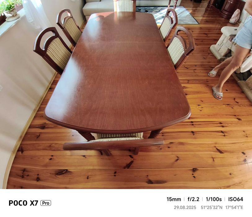 Stół rozkładany z krzesłami