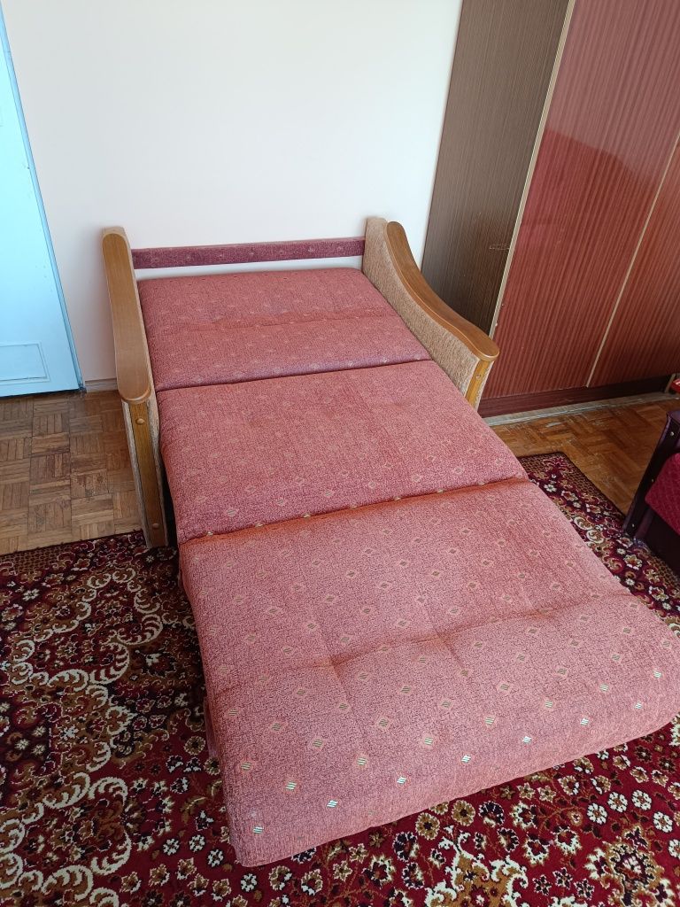 Sofa rozkładana, tapczan pojedyncza,stan bardzo dobry
