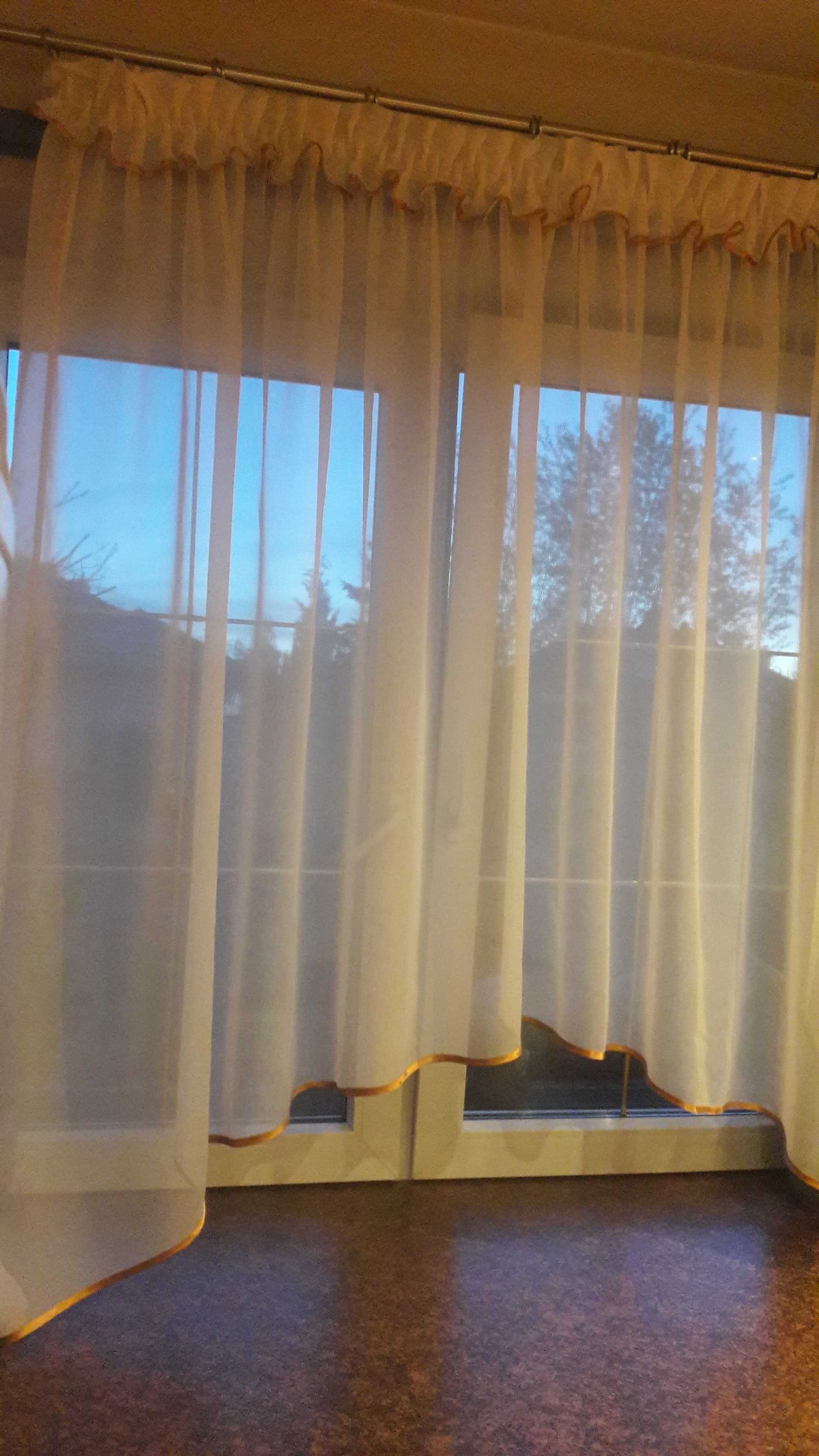 Gładki woal ecru + lamówka pomarańcz 150-160 x 160 wys firanka gotowa