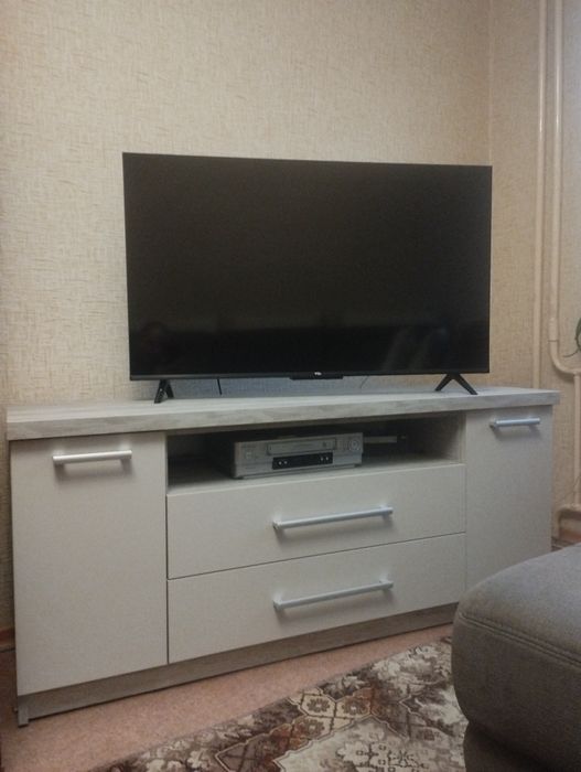 Телевізор TCL 43V6B та підставка до нього.