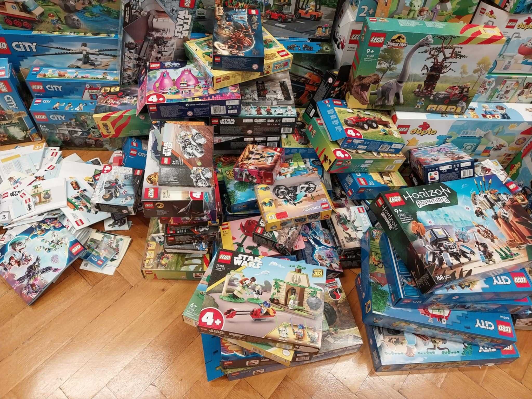 pudełka i instrukcje od zestawów Lego