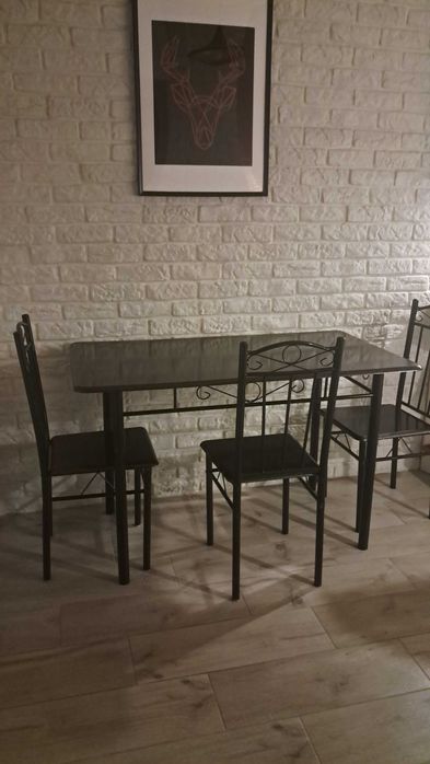 Czarny stół i 3 krzesła