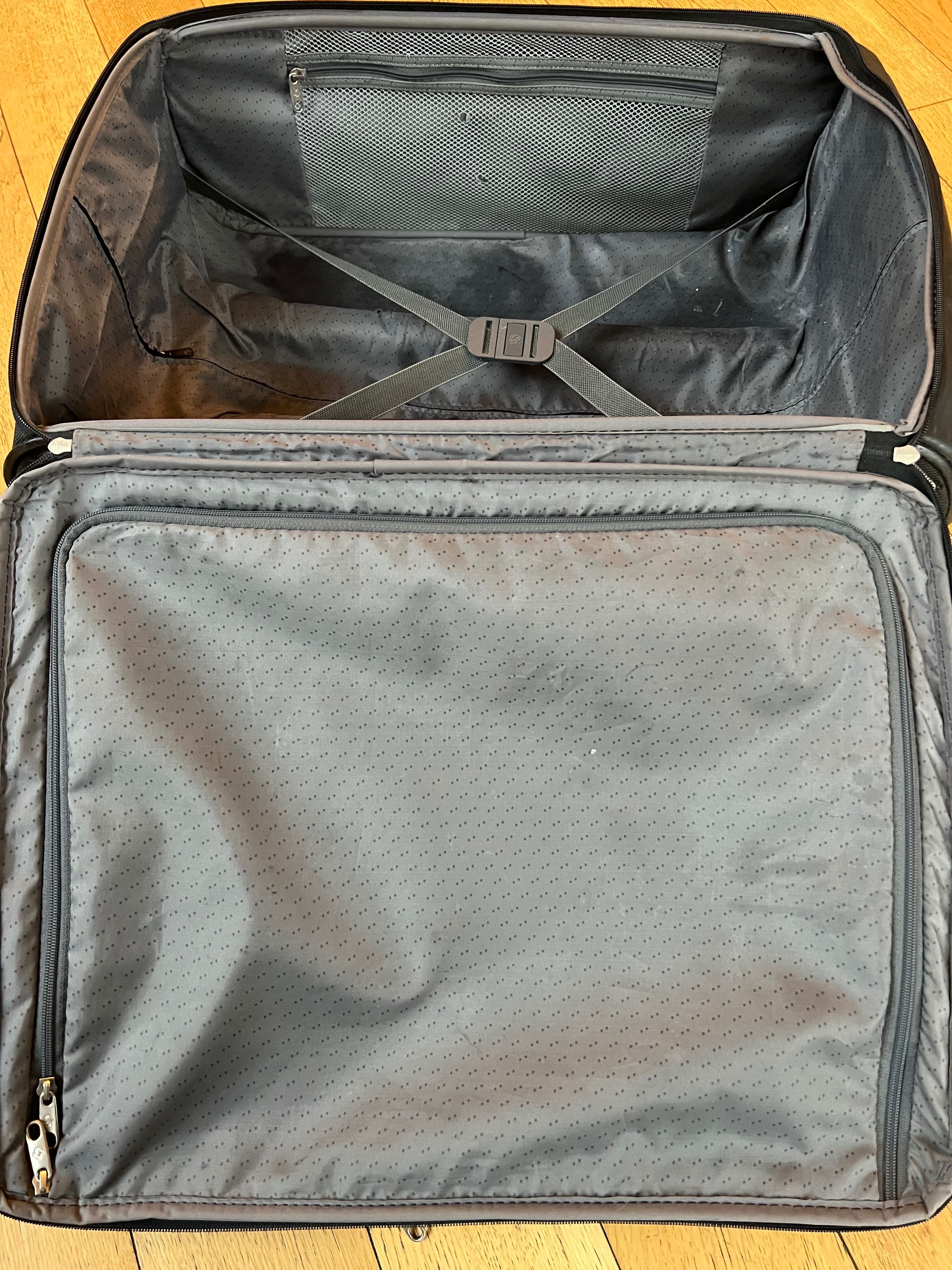 Walizka Samsonite sredniej wielkosci: 60 x 42 x 25cm.