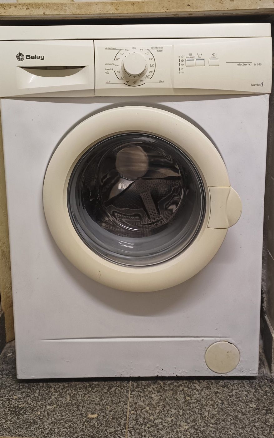 Máquina de lavar roupa com cuba em inox