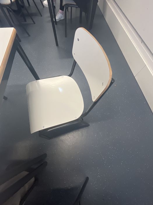 mesa e cadeira em estado perfeito