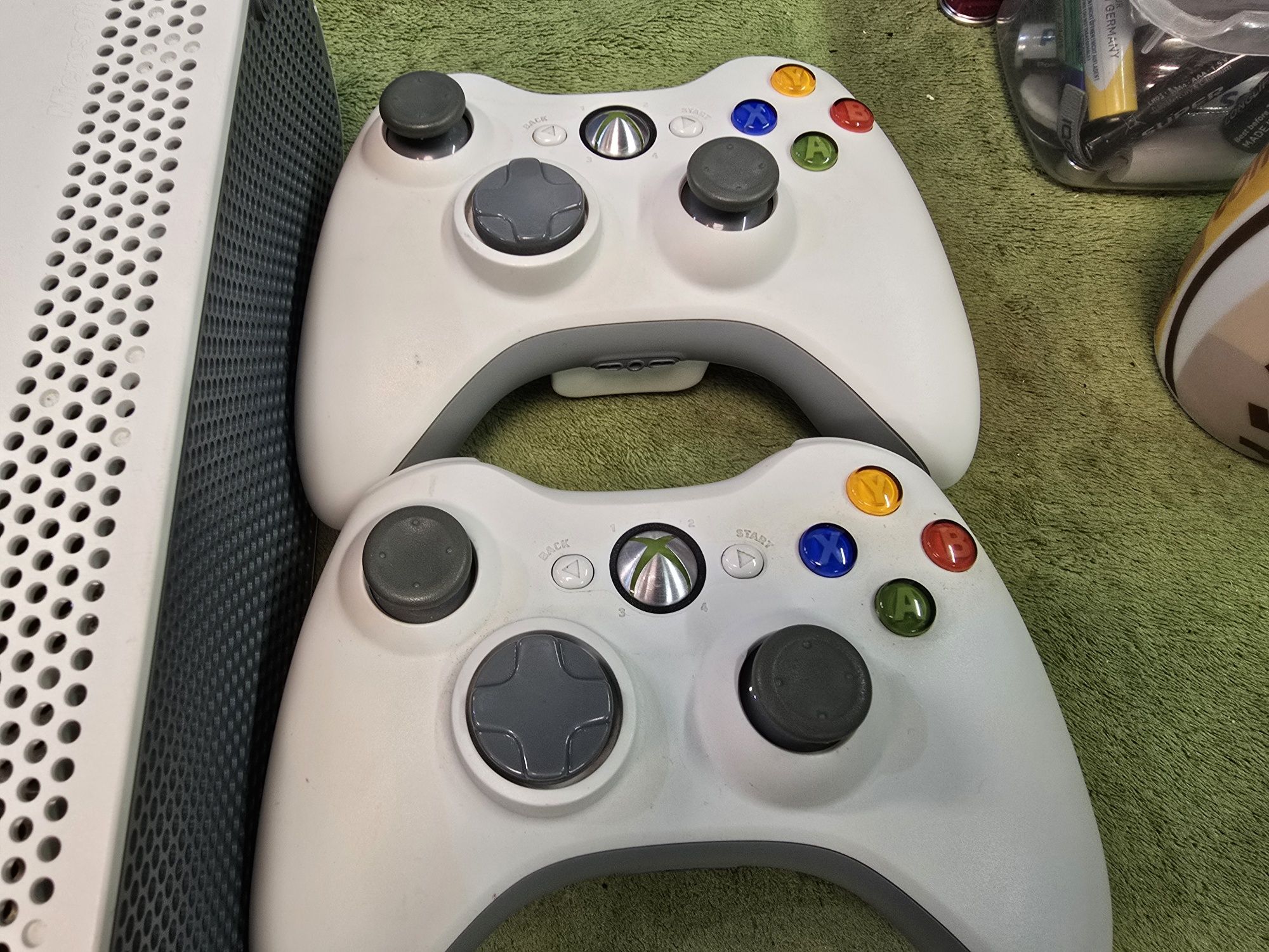 XBOX 360 konsola + 2 pady.