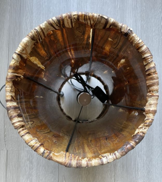 Candeeiro de Chão com Folha de Bananeira Natural – Luz Ambiente Deco