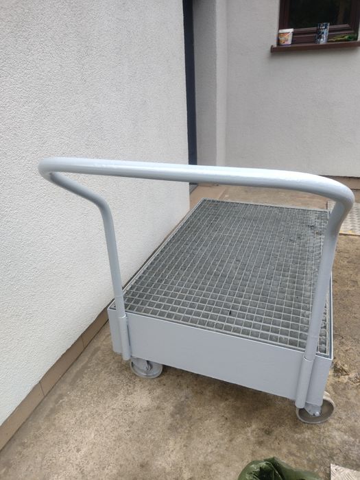 Stalowa, mobilna wanna ociekowa z kratownicą.