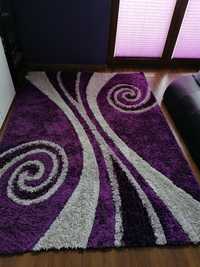 Trzy dywany, odcienie fioletu