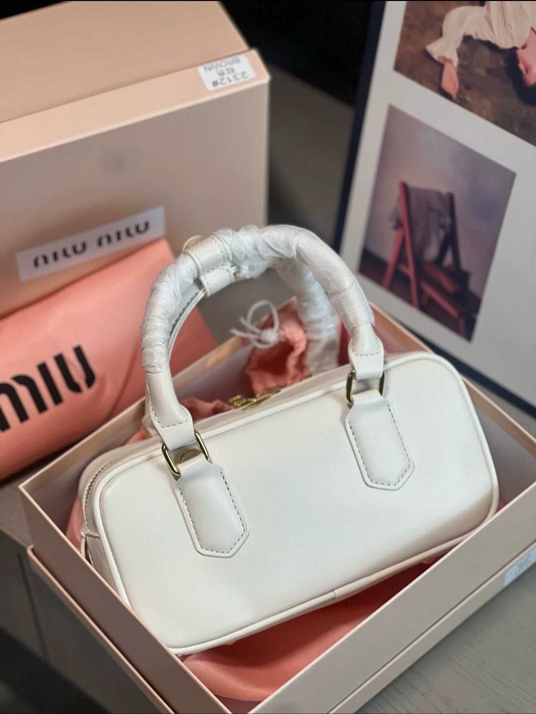 MiuMiu Biała Mała Torba Na Ramię Z Wykonanym Sercem Outlet