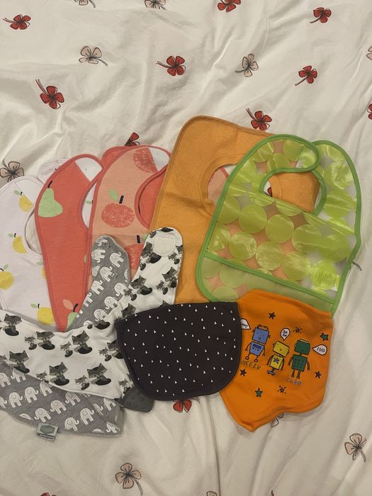 Слюнявчики,бодіки та повязки на голову.