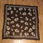 Cienka  czarna chustka w białe CZASZKI 102 x 113 cm