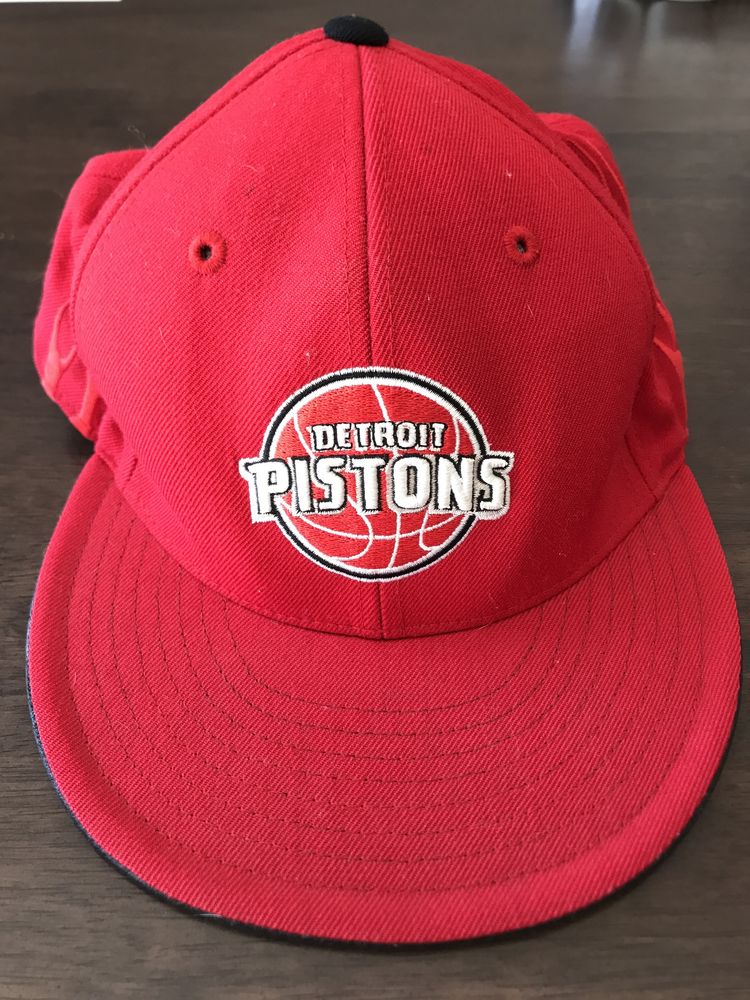 Chapéu vermelho Adidas NBA Detroit Pistons