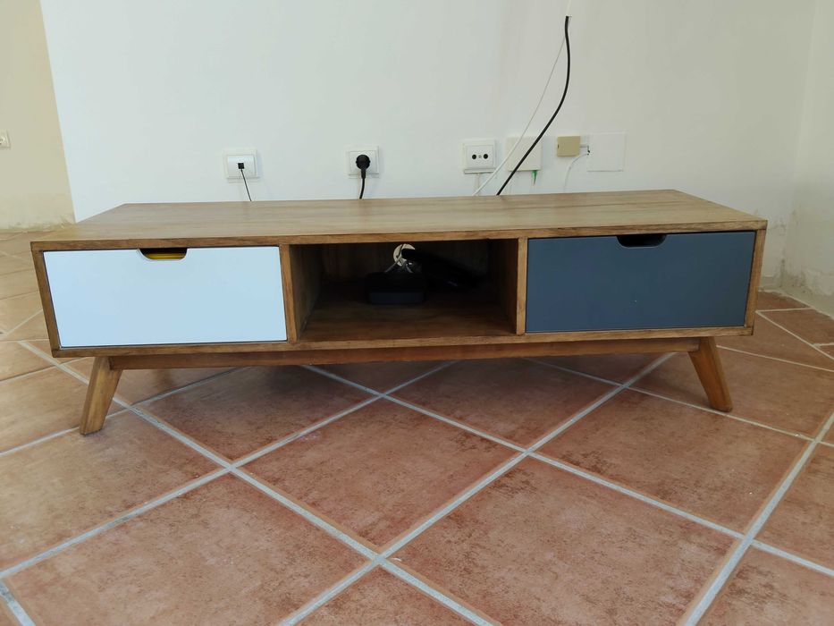Móvel de TV com duas gavetas. Comp. 1,20cm x Larg. 40cm x Alt. 35cm