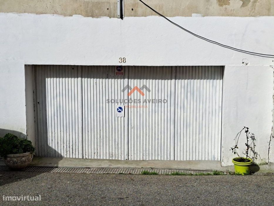 Garagem com arrecadação para venda!