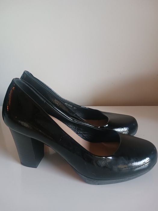 Sapatos pretos tacão medio também 35