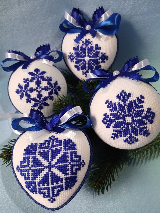 Новорічні іграшки вишиті набір