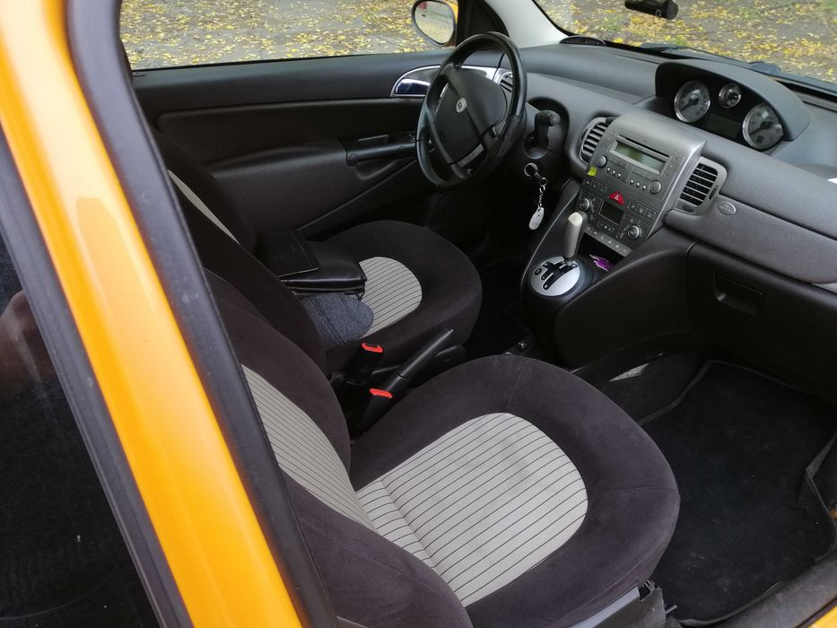 Авто Lancia Ypsilon