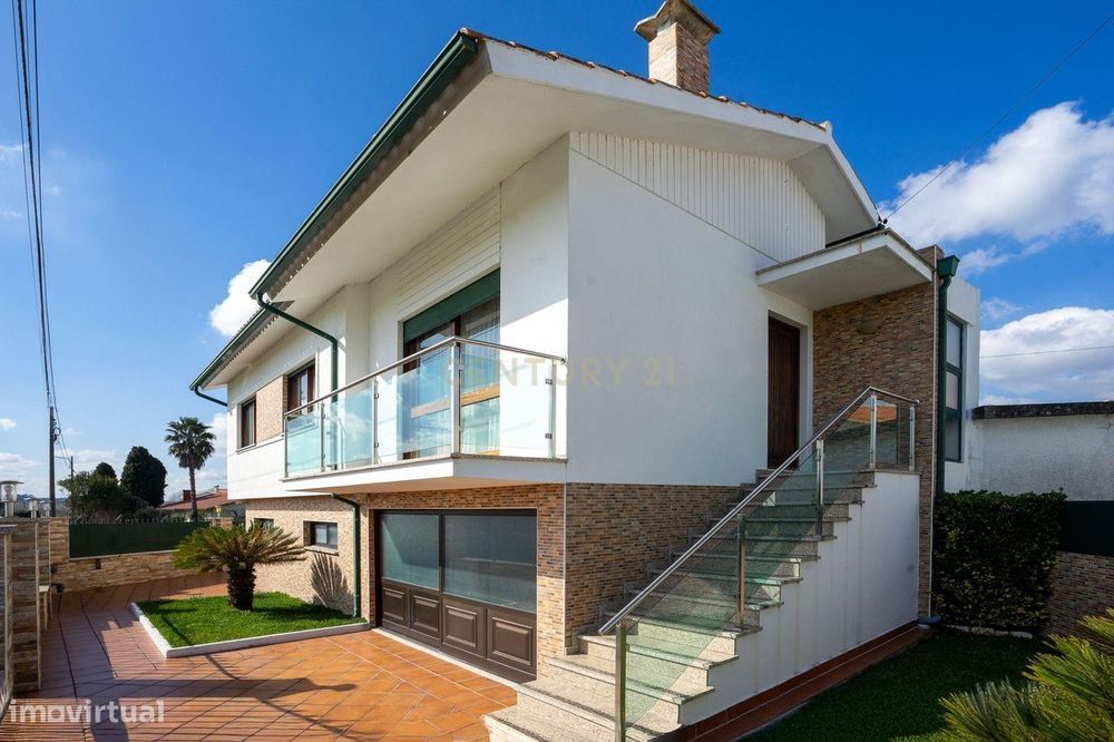 Moradia T4, com jardim e terraço, em Anadia