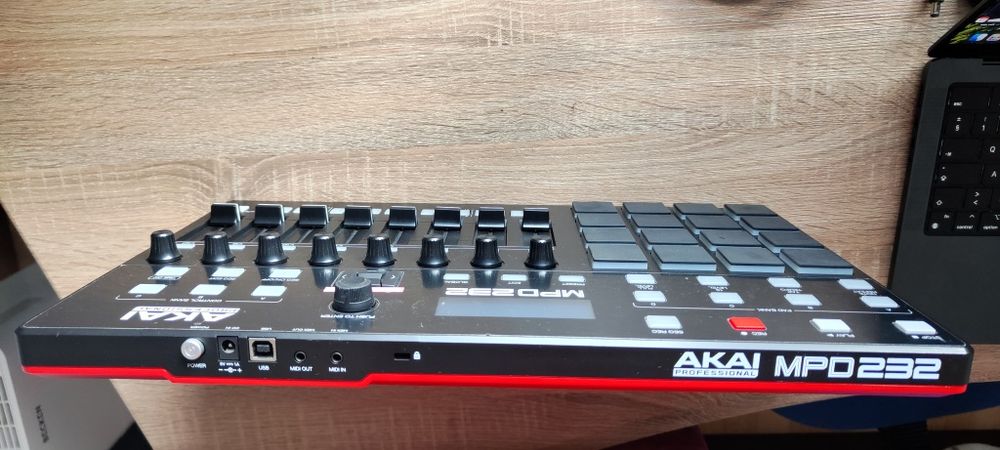 Akai MPD 232 Controlador Midi e Sequenciador NOVO