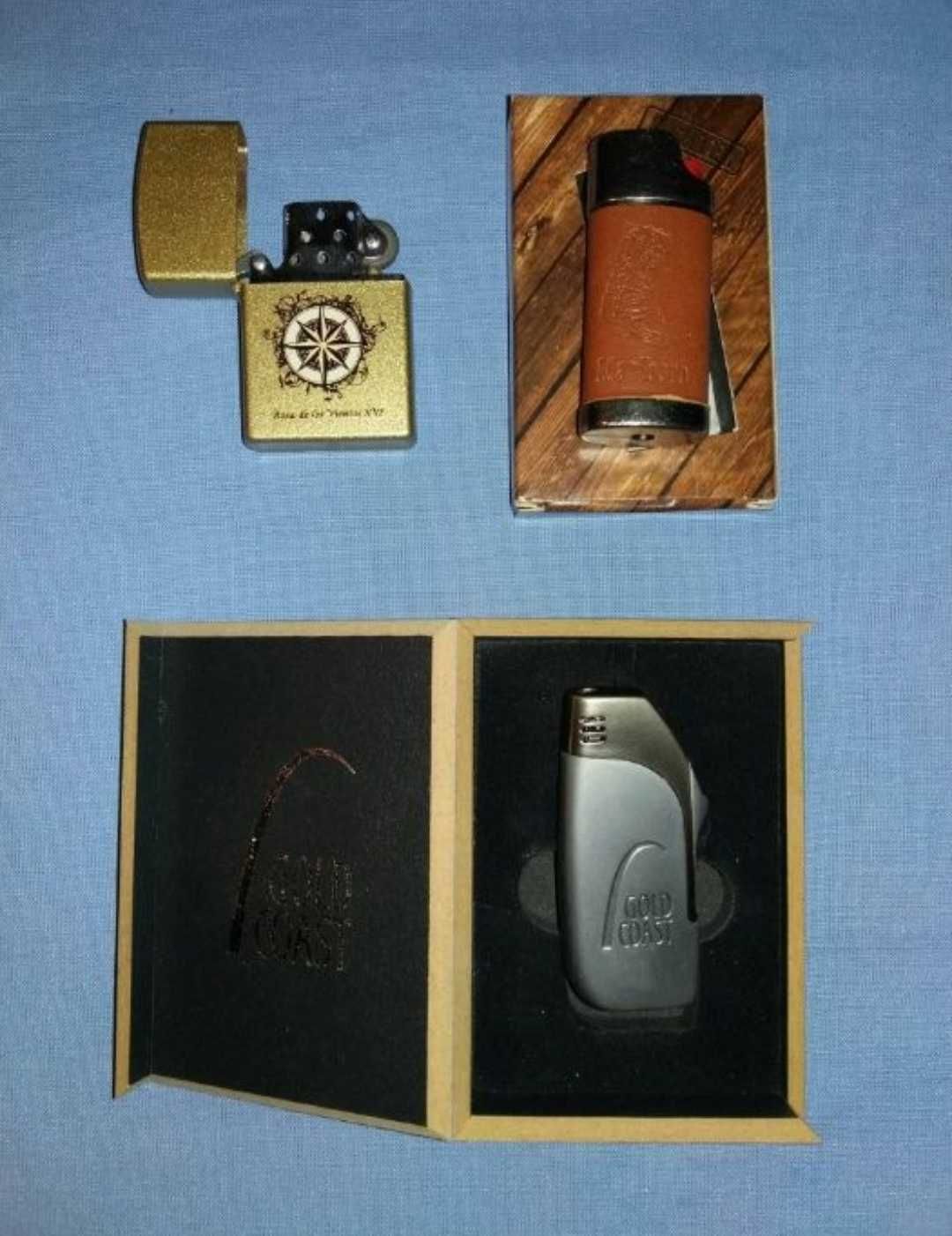 Conjunto de 26 isqueiros e 10 porta-isqueiros com publicidade