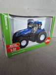 Siku Farmer traktor New Holland T8.390 model 3273. Skala 1:32.