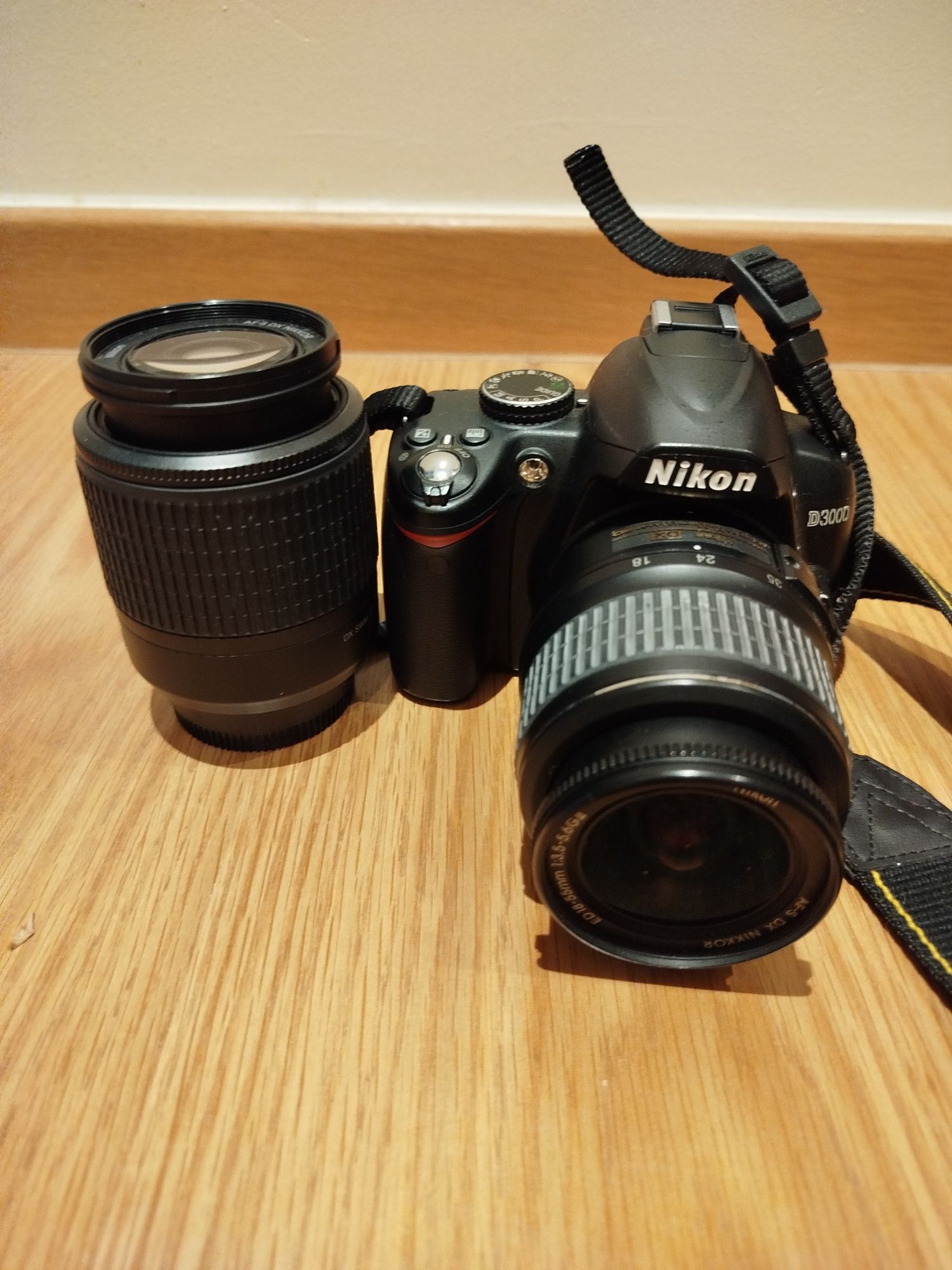 Nikon D3000 + 2 objetivas + Mala + tripé