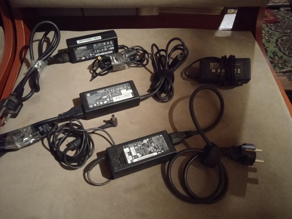 Продам зарядки для ноутбуков разные недорого