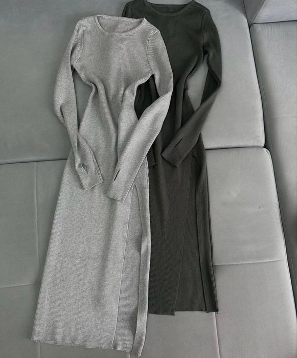 Трикотажна сукня з розрізом на ніжці, в кольорі графіт