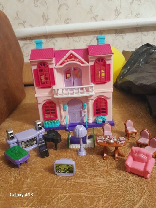 Будиночок з меблями