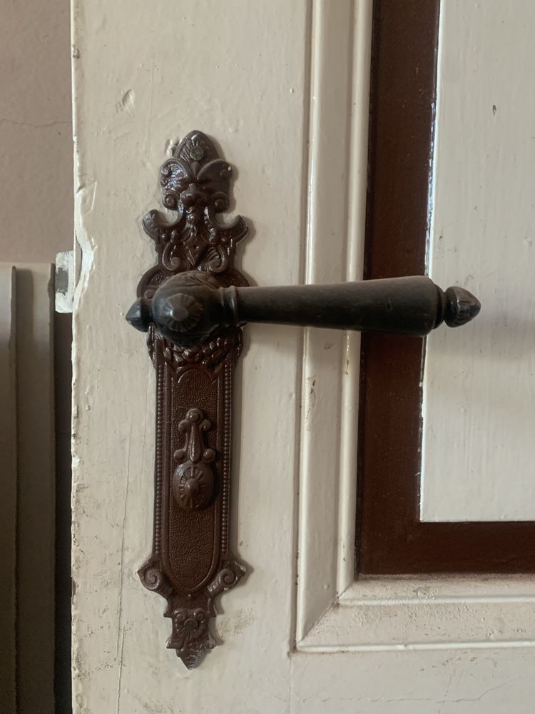 Drzwi drewniane do odnowienia / kamienica