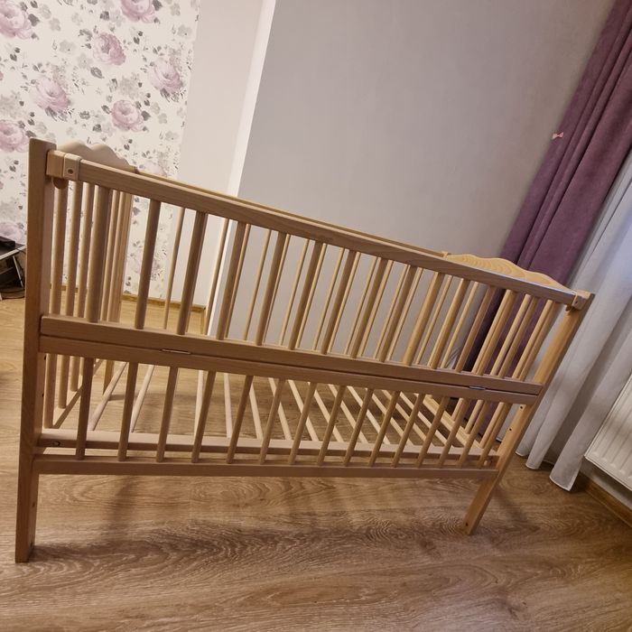 Кроватка детская в отличном состоянии .маятник+ящик+матрац кокосовый.