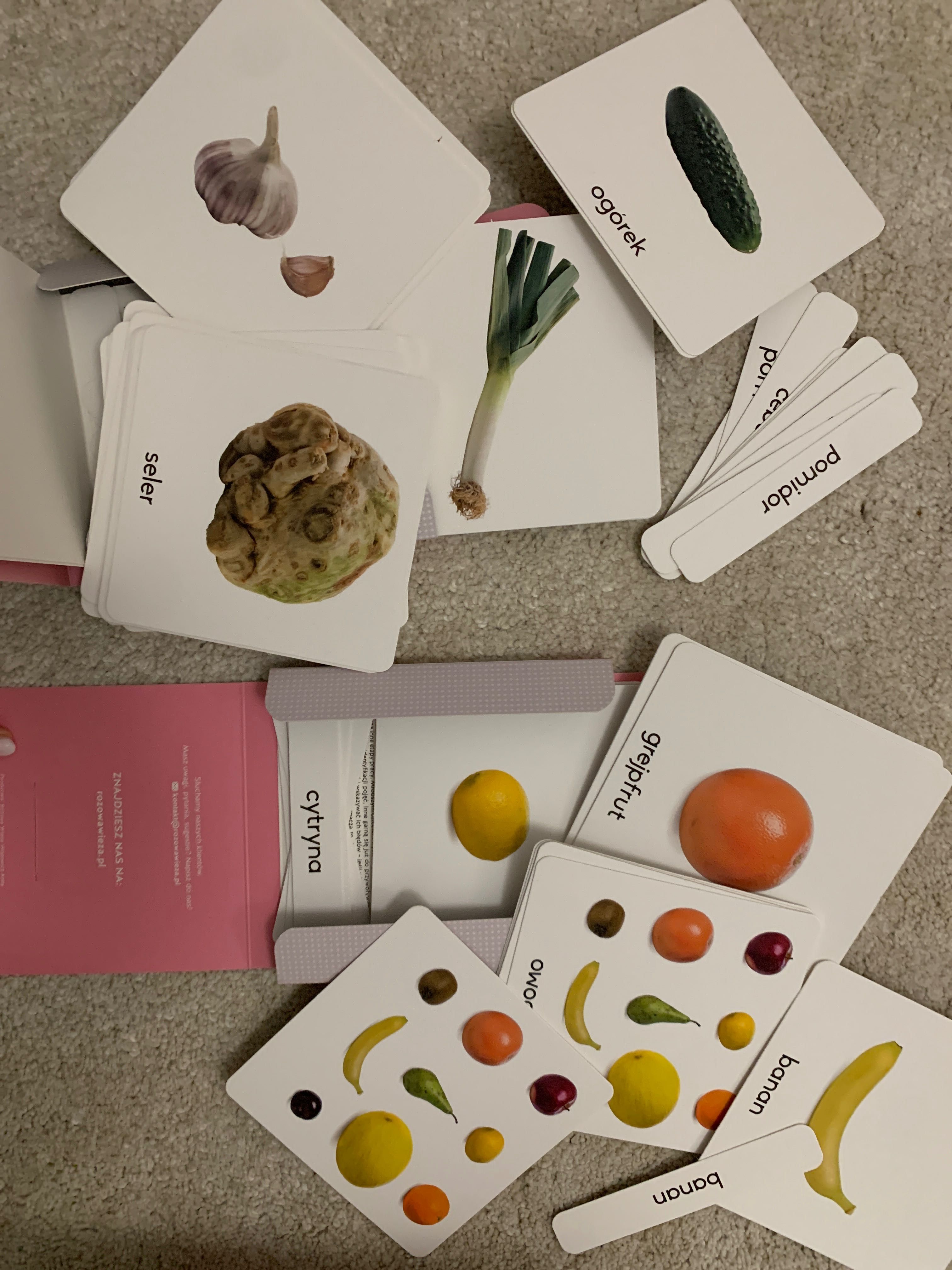 Różowa wieża karty trójdzielne montessori warzywa i owoce, komplet