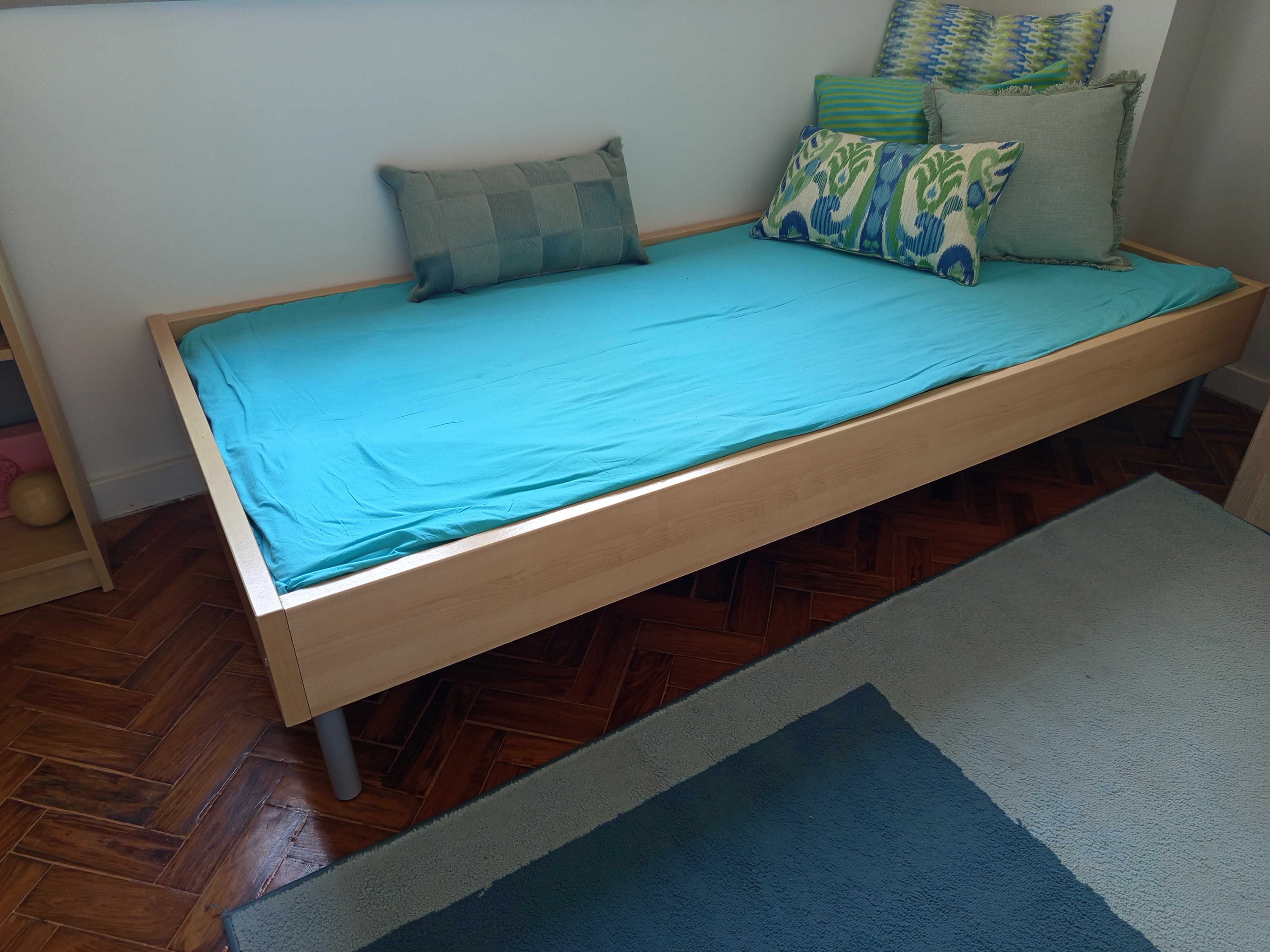 Cama de solteiro com estrado
