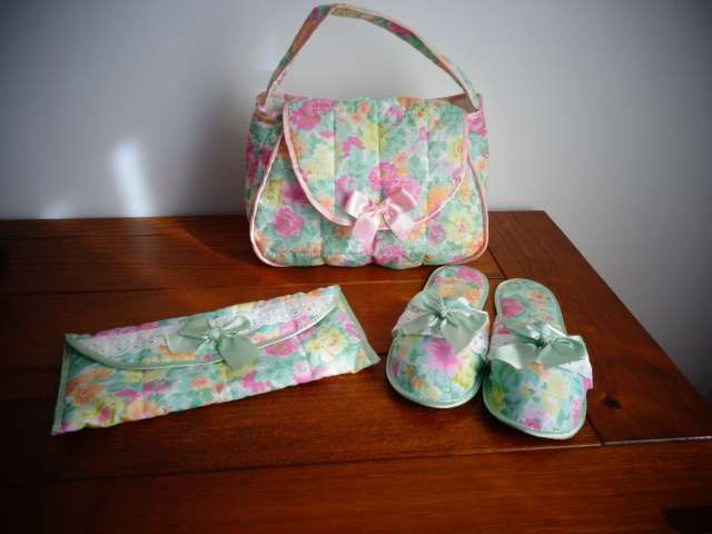 Conjunto de viagem (bolsa cosméticos + bolsa com chinelos)